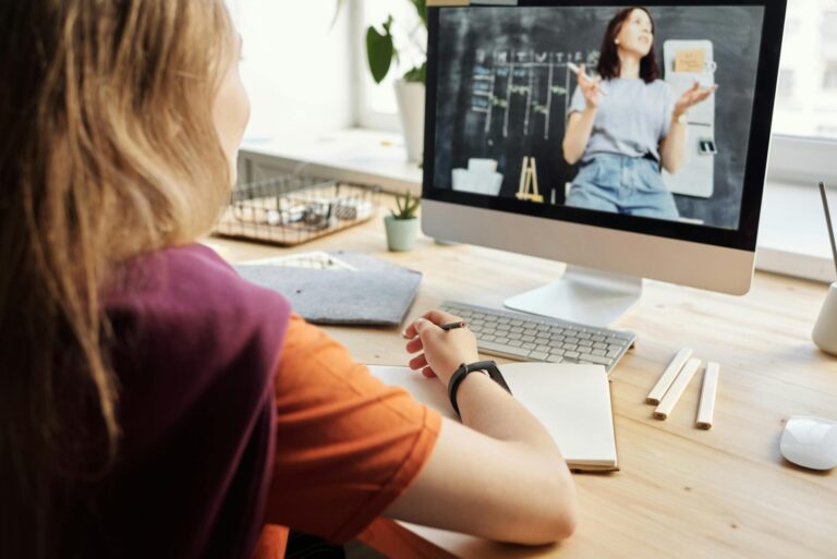 formation en ligne devant &eacute;cran